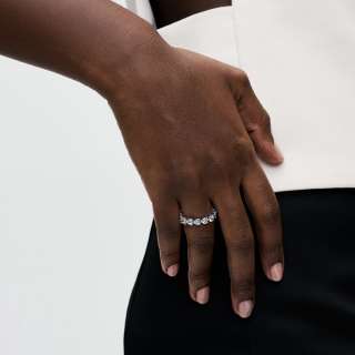 Срце прстен од чисто сребро со проѕирни купасти циркони 