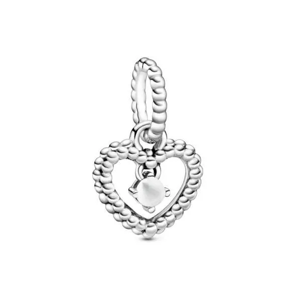 Висечки приврзок во форма на срце со перли и со млечно бел кристал 