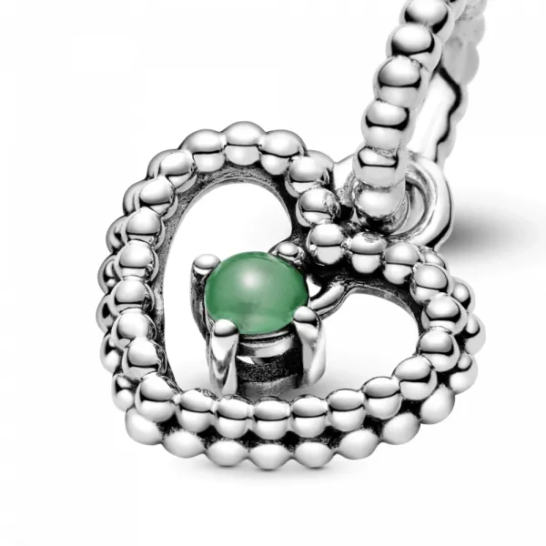 Висечки приврзок во форма на срце со перли и со темнозелен кристал 