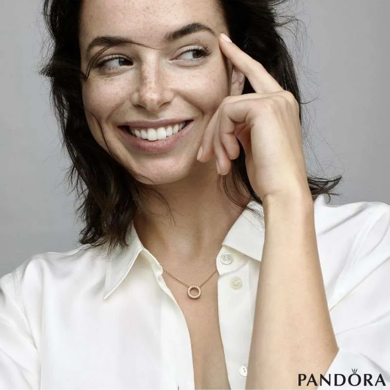 Ѓердан Паве круг со Pandora лого