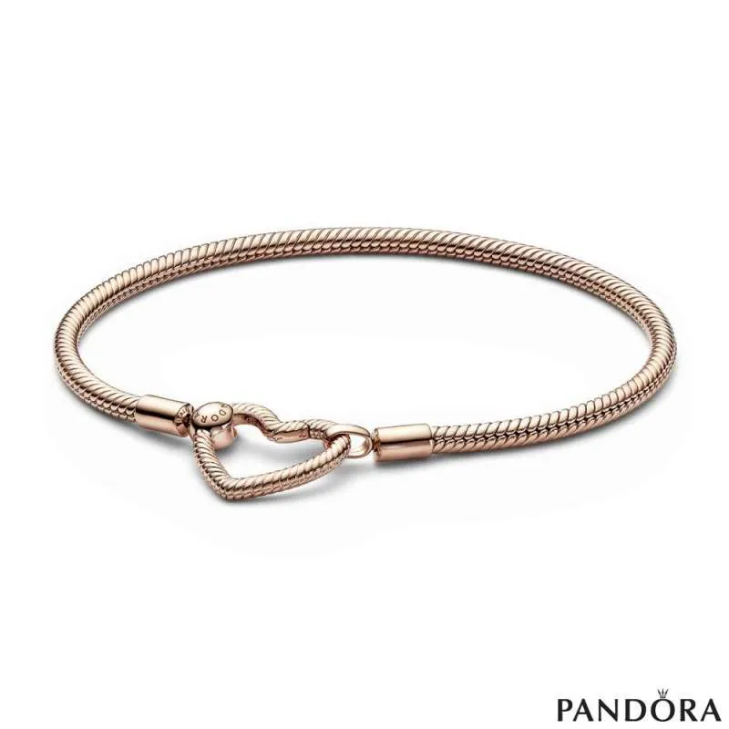 Белегзија Pandora Moments со затварач во облик на срце со змиска плетка