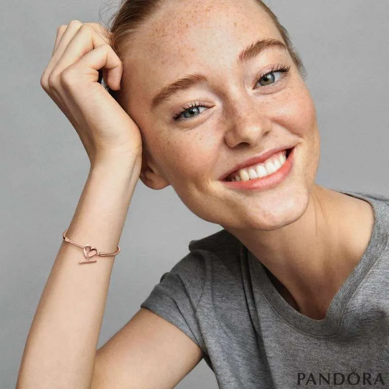 Белегзија Pandora Moments со змиска плетка и Т-плочка