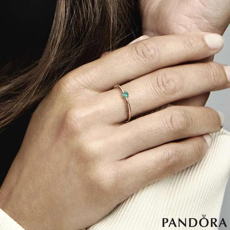 Pandora ring turns on sale finger green
